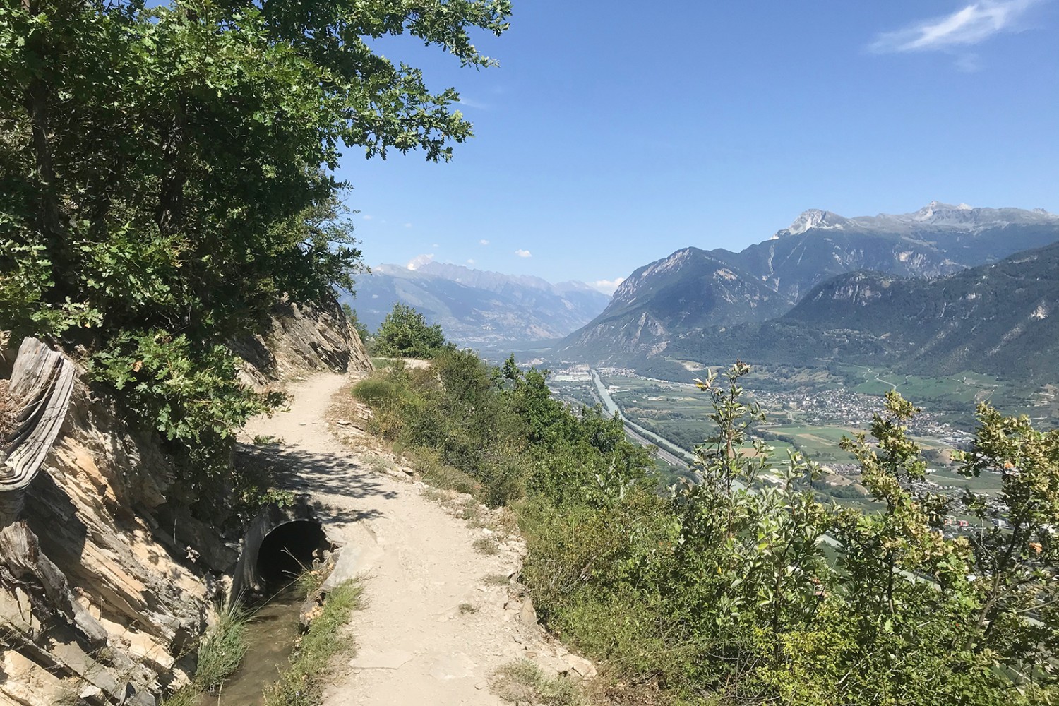 Nach dem Aussichtspunkt öffnet sich der Blick ins Rhonetal Richtung Oberwallis. Bild: Loïc von Matt