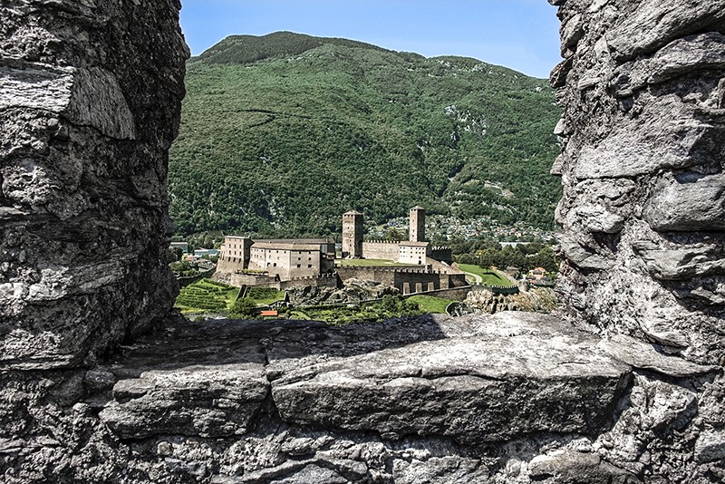 Vue depuis le château de Sasso Corbaro sur celui de Castelgrande. Photos: Association «Les Châteaux suisses»