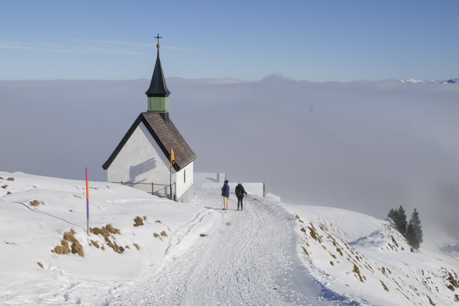 Toujours sur la crête mais bientôt dans le brouillard. À 1434 mètres, près de la chapelle St. Jakob érigée en 1859. Photo: Elsbeth Flüeler