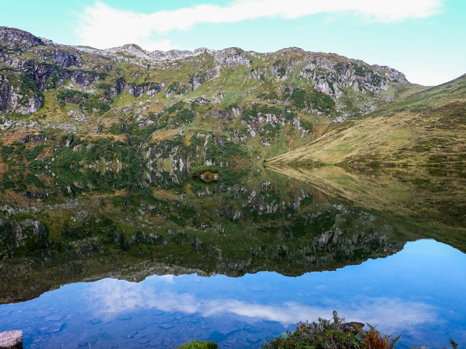 Les rochers du Heustock se reflètent dans les eaux de l’Oberer Murgsee: baigneurs bienvenus! Photo: Elsbeth Flüeler