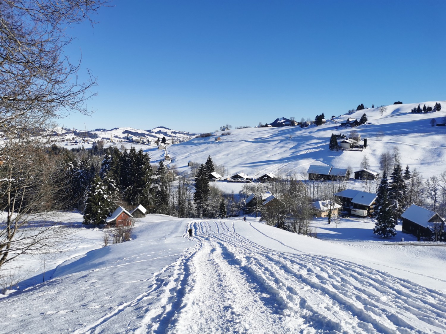 La montée commence hors du village. Photo: Andreas Staeger