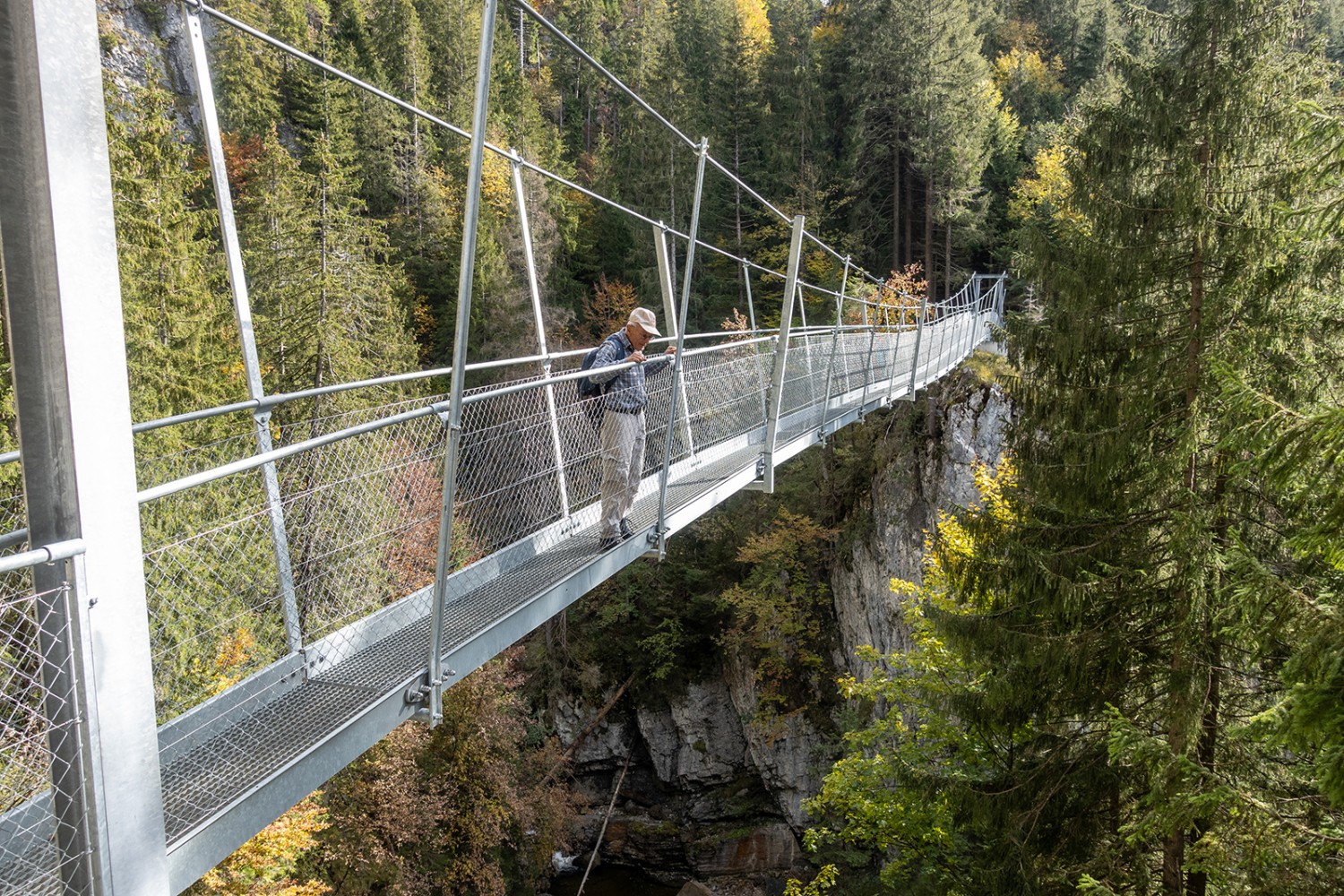 Le nouveau pont suspendu du Chessiloch surplombe un terrain sujet à l’érosion et offre des vues plongeantes sur la gorge. Photos: Fredy Joss