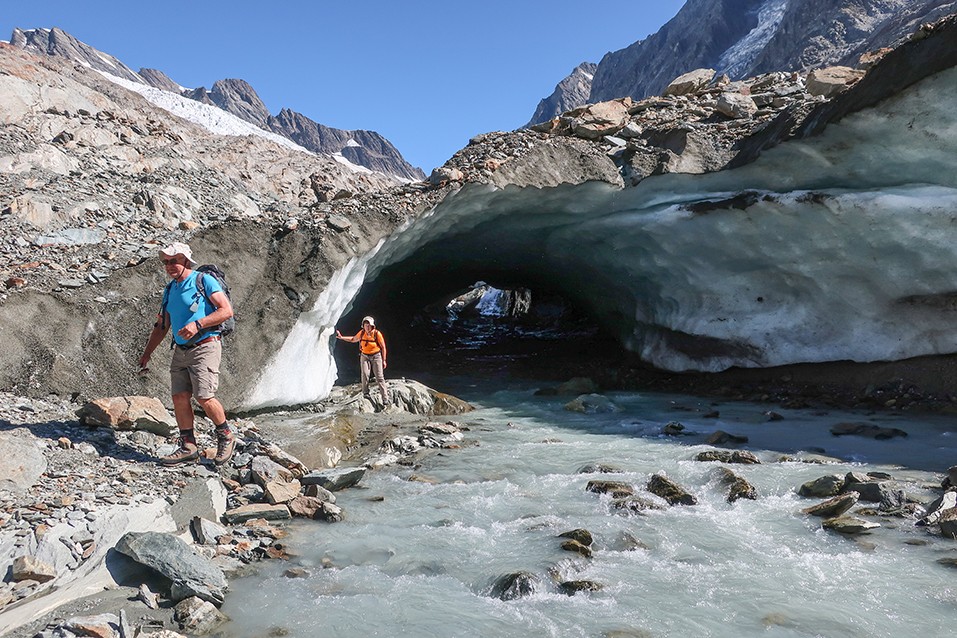 Sous la glace, l’eau de fonte s’est transformée en une rivière qui apparaît sous la porte du glacier. Photo: Markus Ruff
