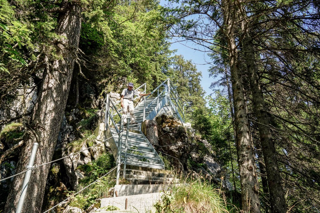 Escaliers et rampes aident à descendre la saillie de Bärenfallen. Photo: Fredy Joss