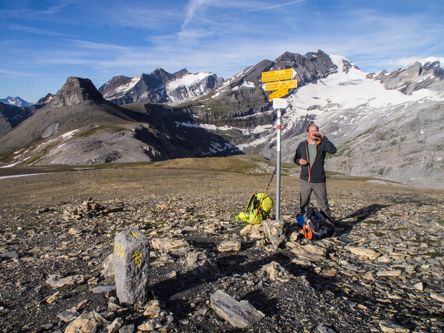 Au Kistenpass: petite pause après la montée pour s’offrir une gorgée d’eau bien méritée. Photos: Barbara Graber
