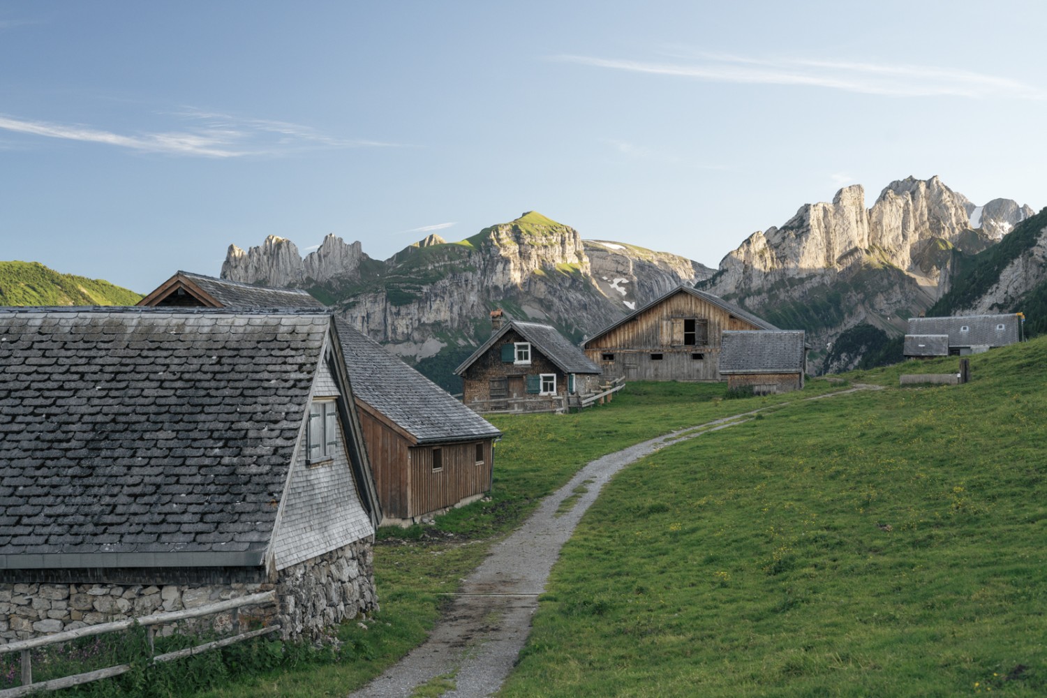 Chacun des six droits d’alpage dispose de sa propre cabane sur l’Alp Sigel. Photo: Jon Guler
