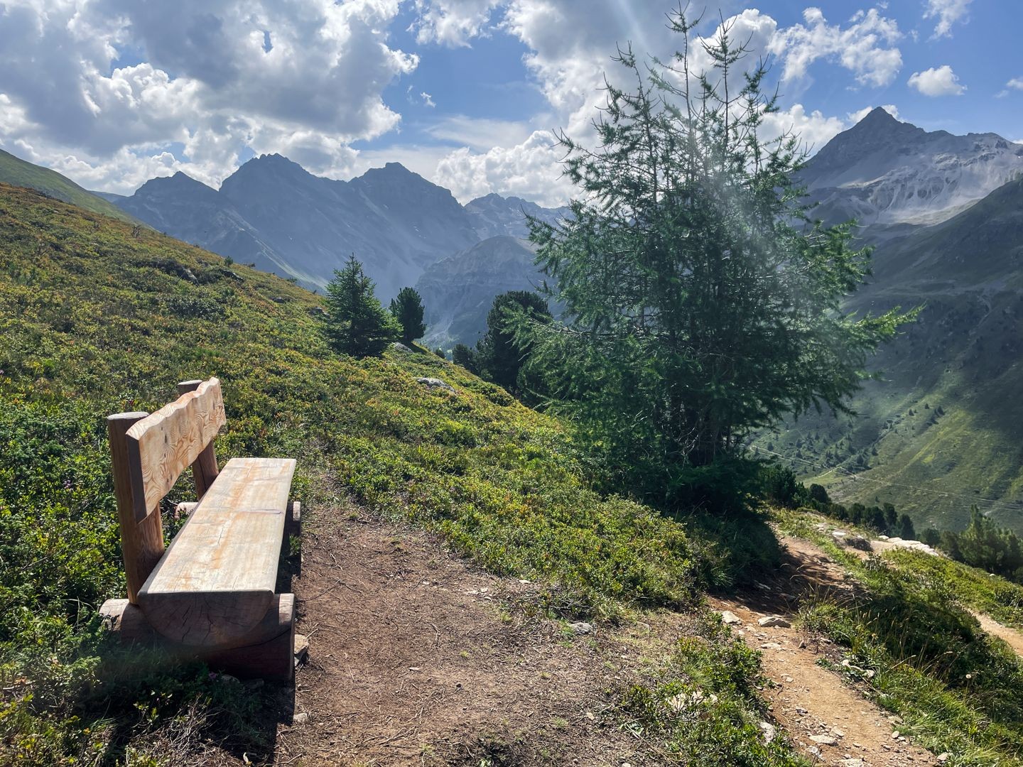 Dans la descente vers Sertig, les occasions de s’asseoir confortablement ne manquent pas.