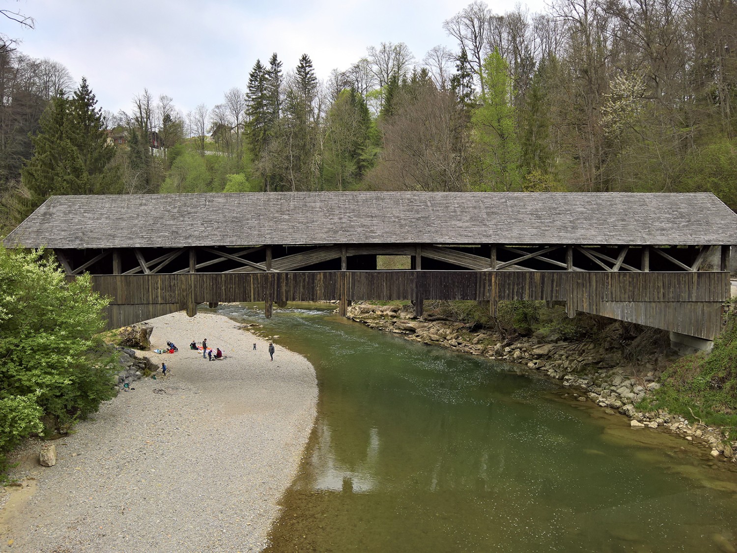Le «pont parlant» près de Kubel, un des nombreux ponts de bois enjambant la Sitter. Photos: Andreas Staeger