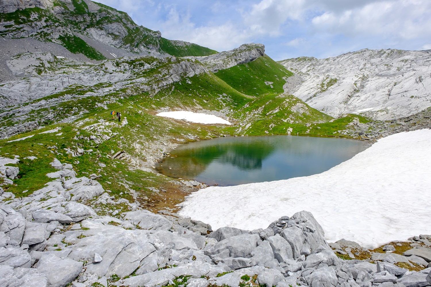 Le chemin longe le lac de Follenseeli à travers un lapiaz. Photo: Iris Kürschner
