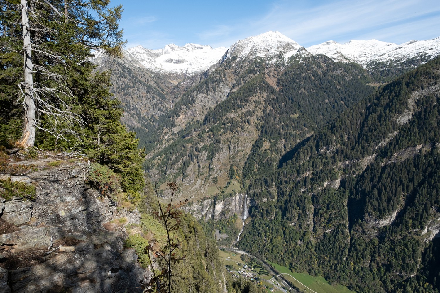 Le Val Calanca, la vallée aux flancs abrupts et les Alpes au loin.