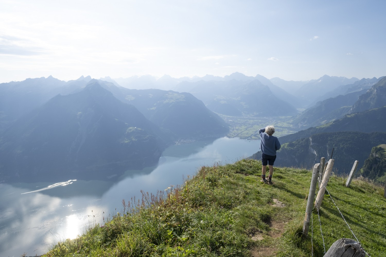 Depuis le chemin, les randonneurs peuvent admirer le lac d’Uri, en direction d’Uri. Photo: Markus Ruff