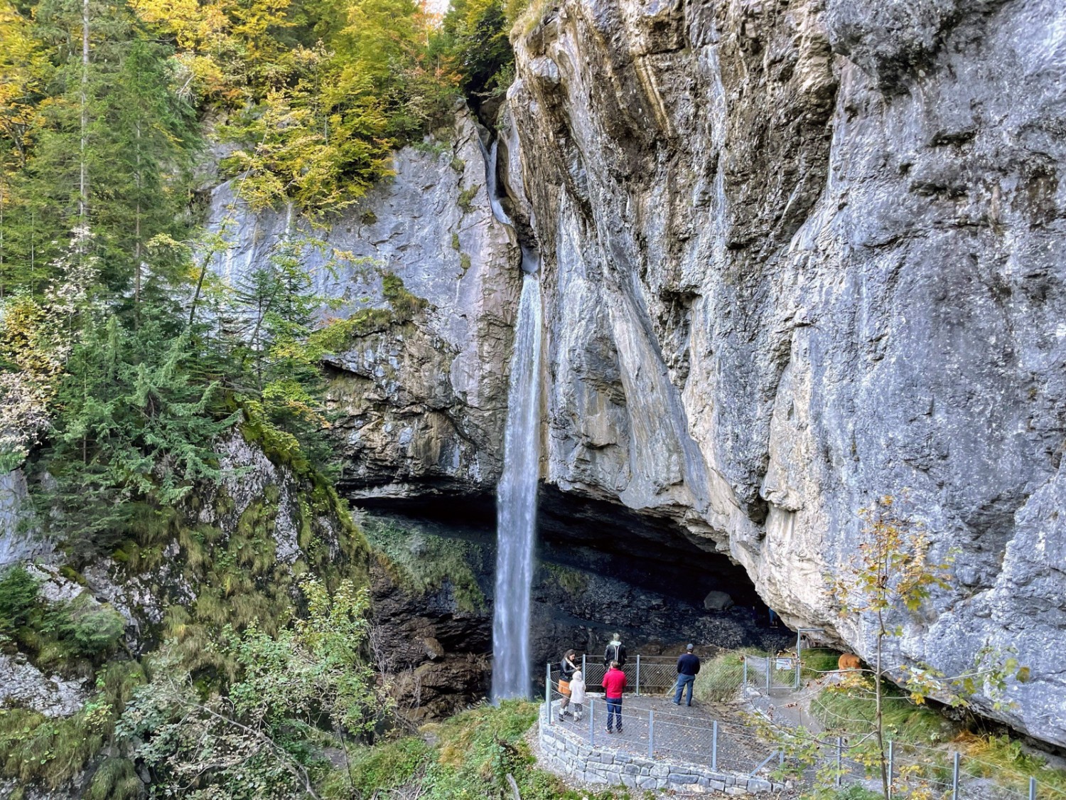 Un détour vers la belle cascade de Berglistüber, dont le chemin d’accès a été rénové grâce au prix d’encouragement Poste. Photo: Monika Leuenberger