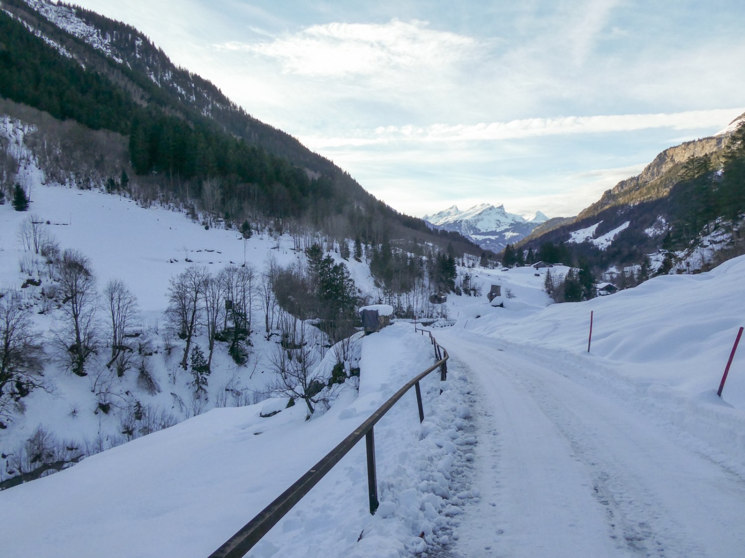 En hiver, l’ancienne route du col est déneigée et peut servir de chemin de randonnée.