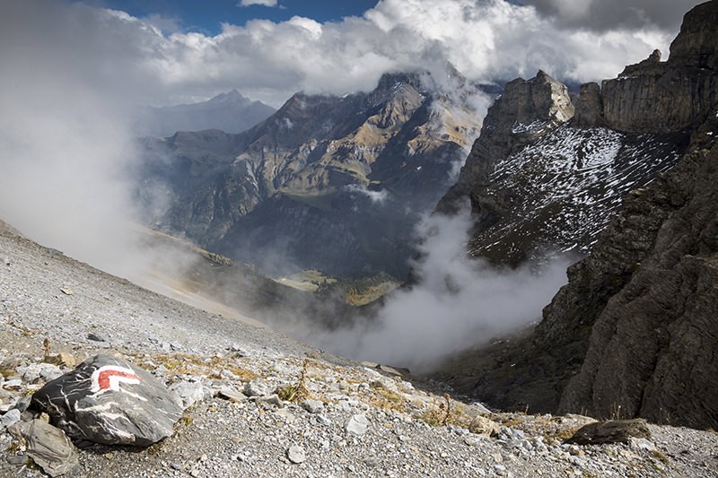 Lors de la montée vers le refuge Claridenhütte, le regard survole la vallée d’Altenoren à l’est, en direction de Tierfehd, avec le Chärpf en arrière-plan à gauche. Photos: Severin Nowacki