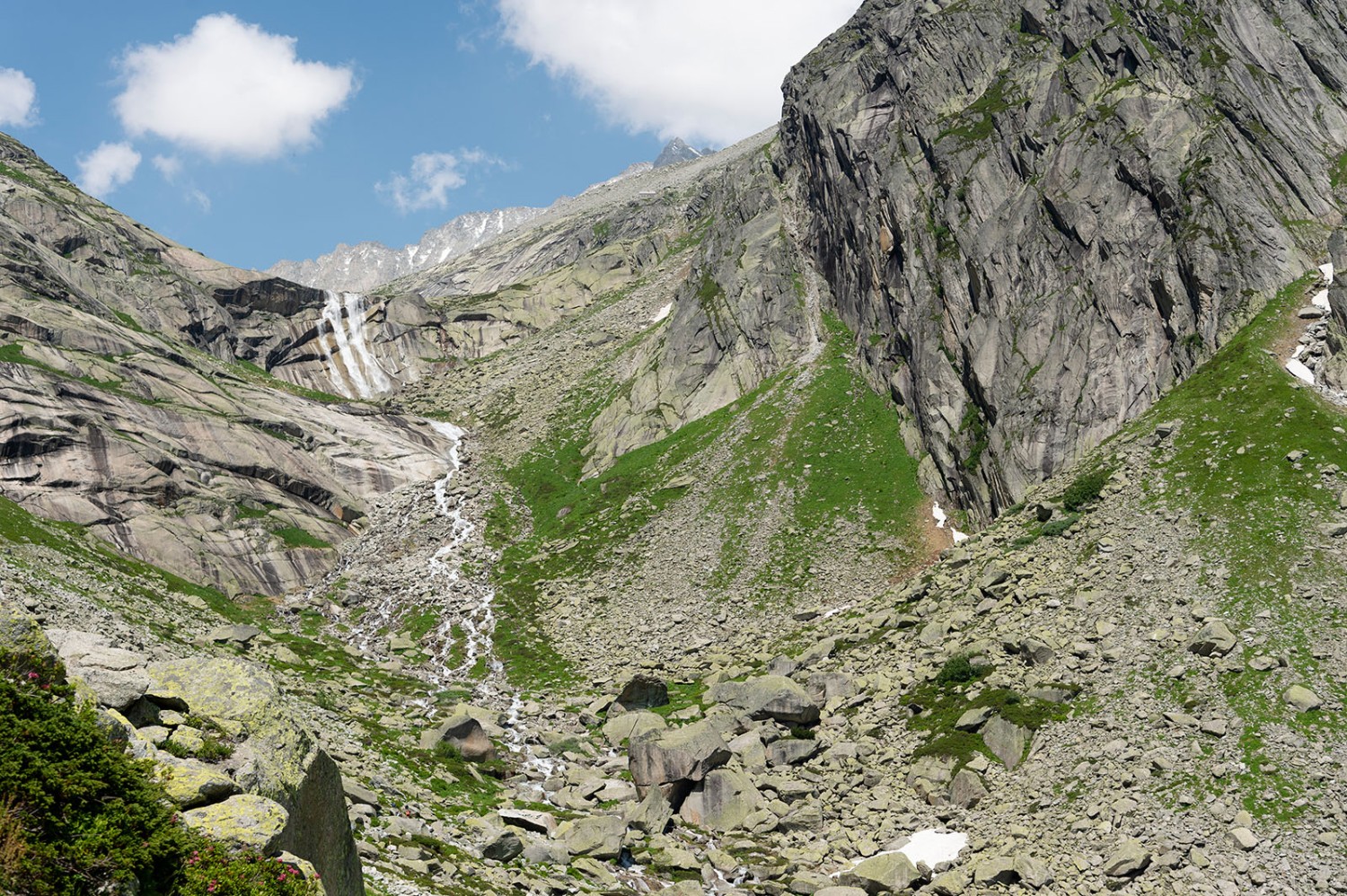 Schon bald wird hoch oben die Gelmerhütte sichtbar. Bild: Raja Läubli