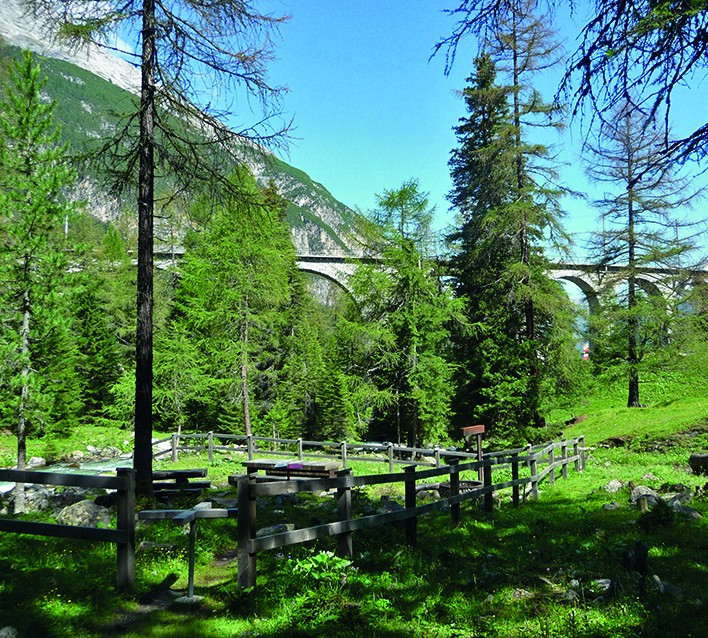 Le sentier didactique de l’itinéraire n° 33 de La Suisse à pied emmène...