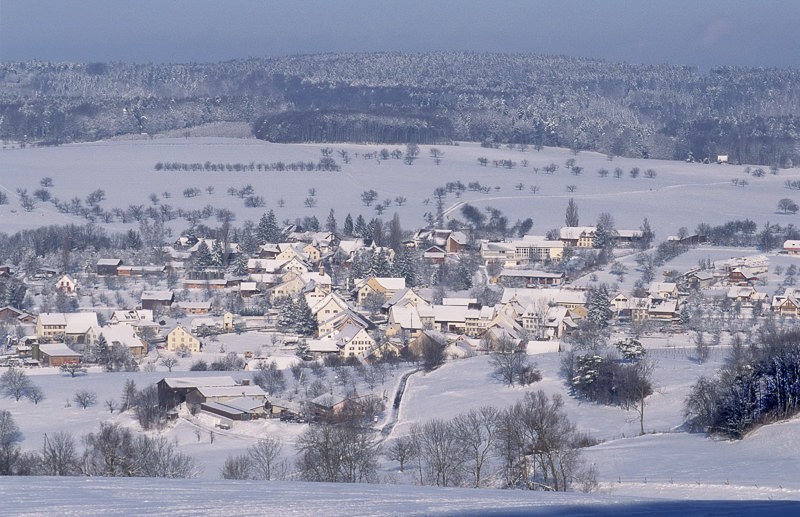 Recouvert d’une épaisse couche de neige, le village d’Anwil offre une image paisible. Photo: Beat Schaffner