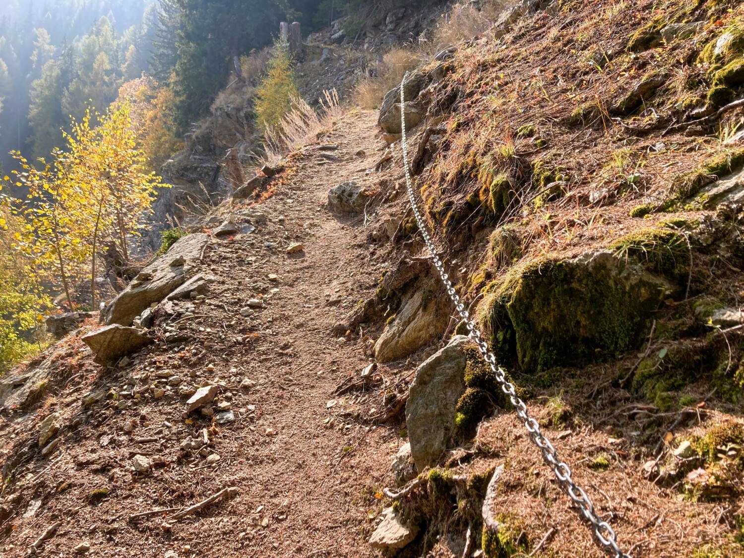 Der Wanderweg ist nur für trittsichere, schwindelfreie Wandernde geeignet.