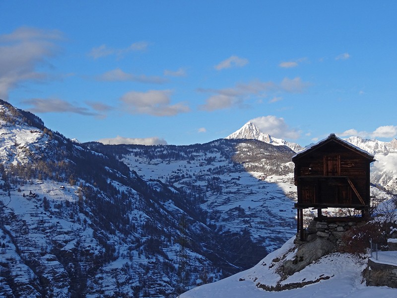 Des mazots noircis par le soleil et une vue imprenable bordent le chemin de randonnée d’hiver. Photos: Nathalie Bürki