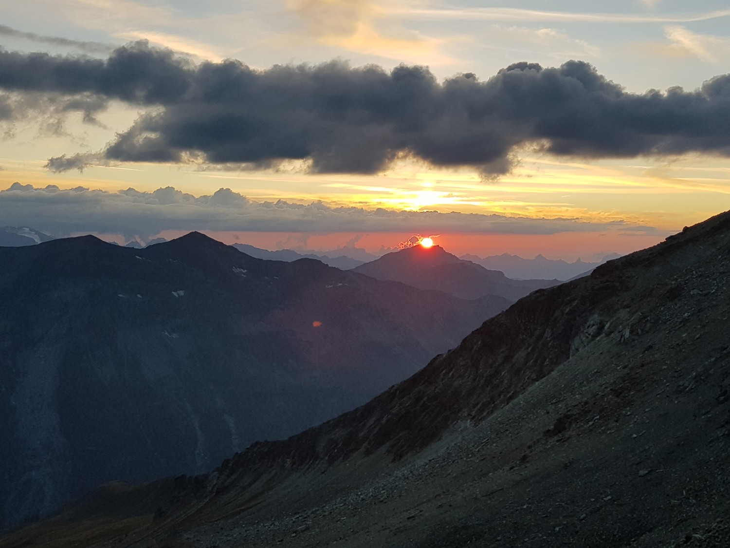 Depuis la cabane de Tracuit, à plus de 3200 mètres, les couchers de soleil semblent encore plus saisissants.