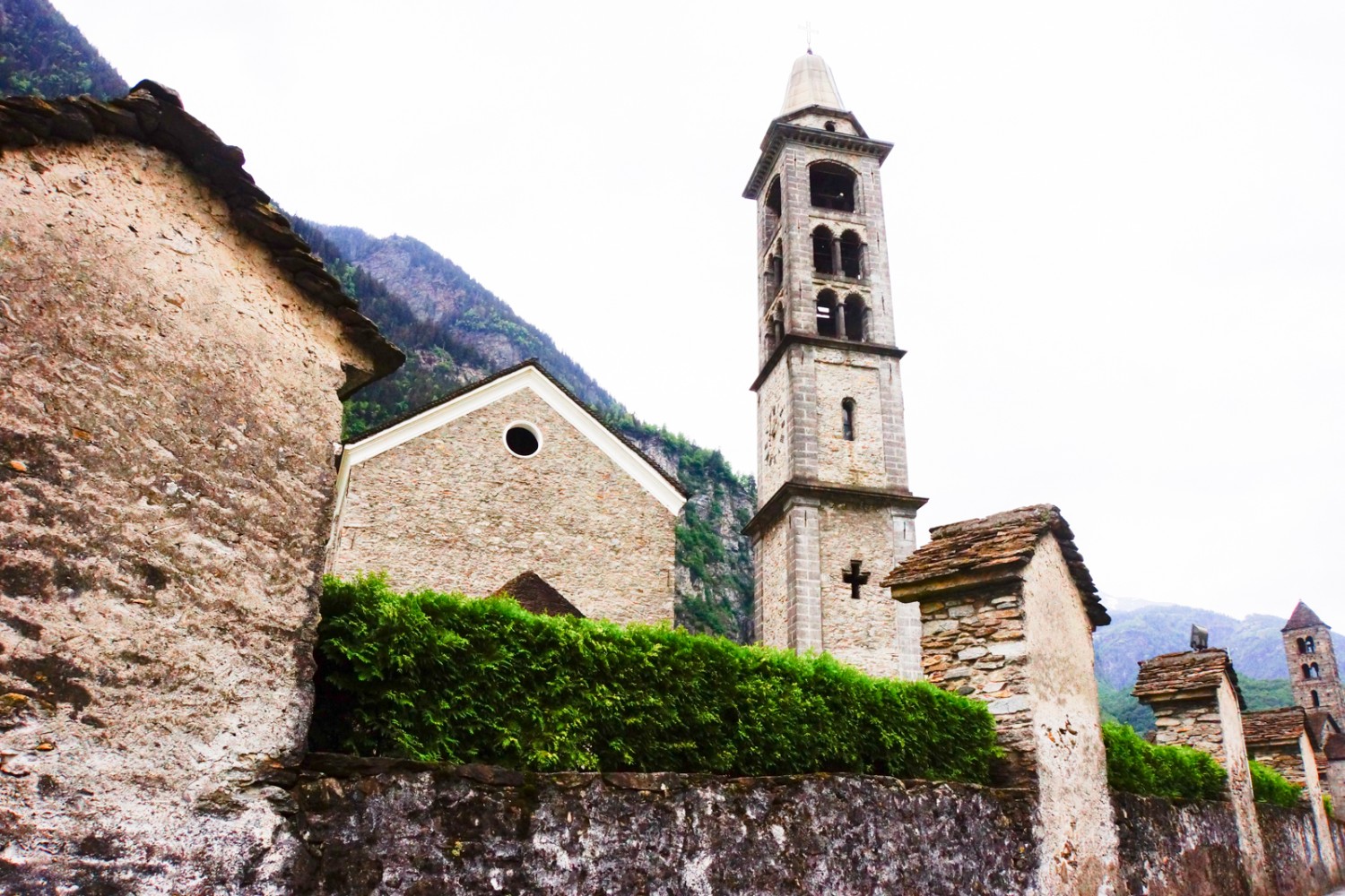 A l'arrivée à Giornico, trois églises attendent encore les visiteurs.