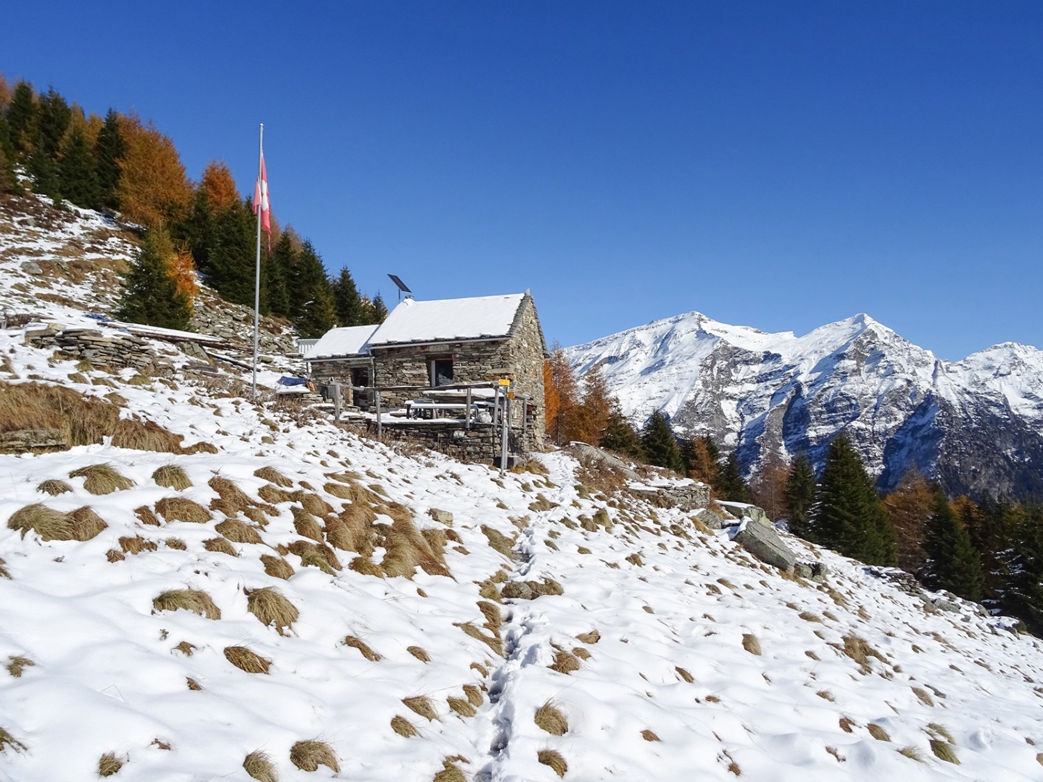 La cabane non gardiennée Capanna Prou sur l’Alpe di Prou.