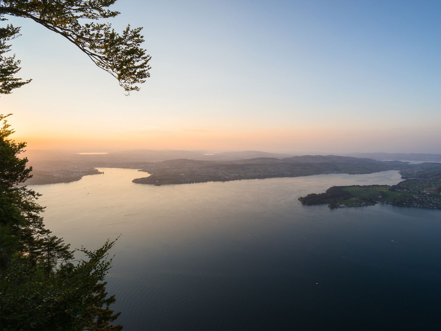 Atmosphère paisible au-dessus du lac des Quatre-Cantons. Photos: Verein Weg der Schweiz und Waldstätterweg