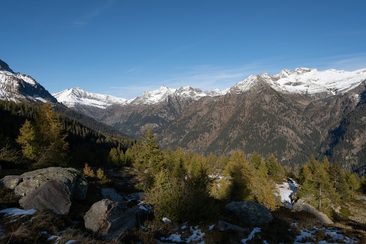 Il est encore un peu tôt. A l’automne, la couleur dorée des mélèzes est envoûtante.