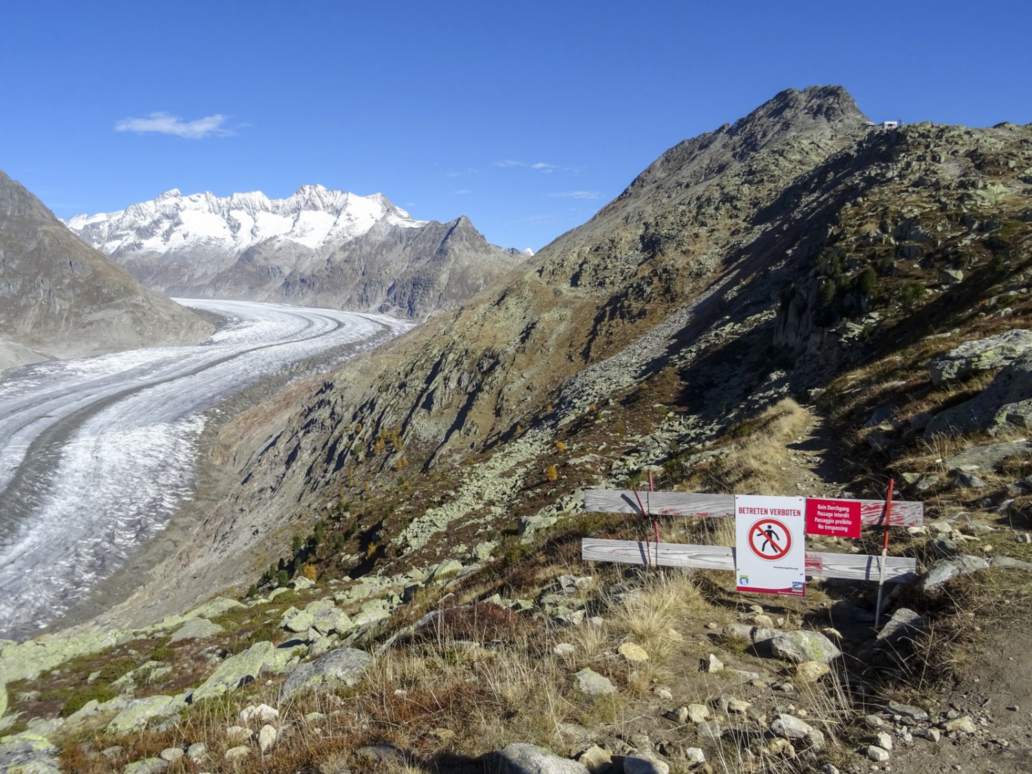 Cette barrière met en garde contre les crevasses. Photo : Sabine Joss