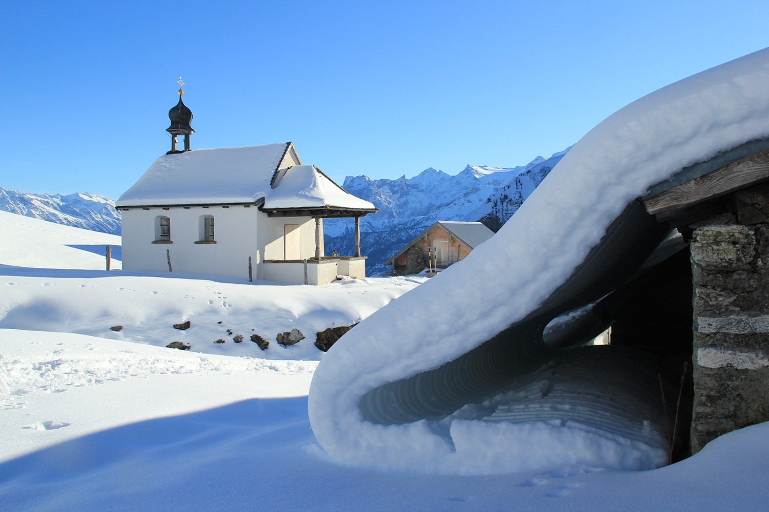 Lourd manteau de neige sur les toits du hameau de Breitenfeld.
