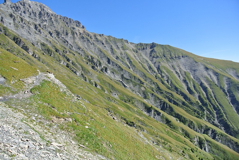 Le chemin de Gsür se distingue à peine sur la montagne. Photos: Rémy Kappeler