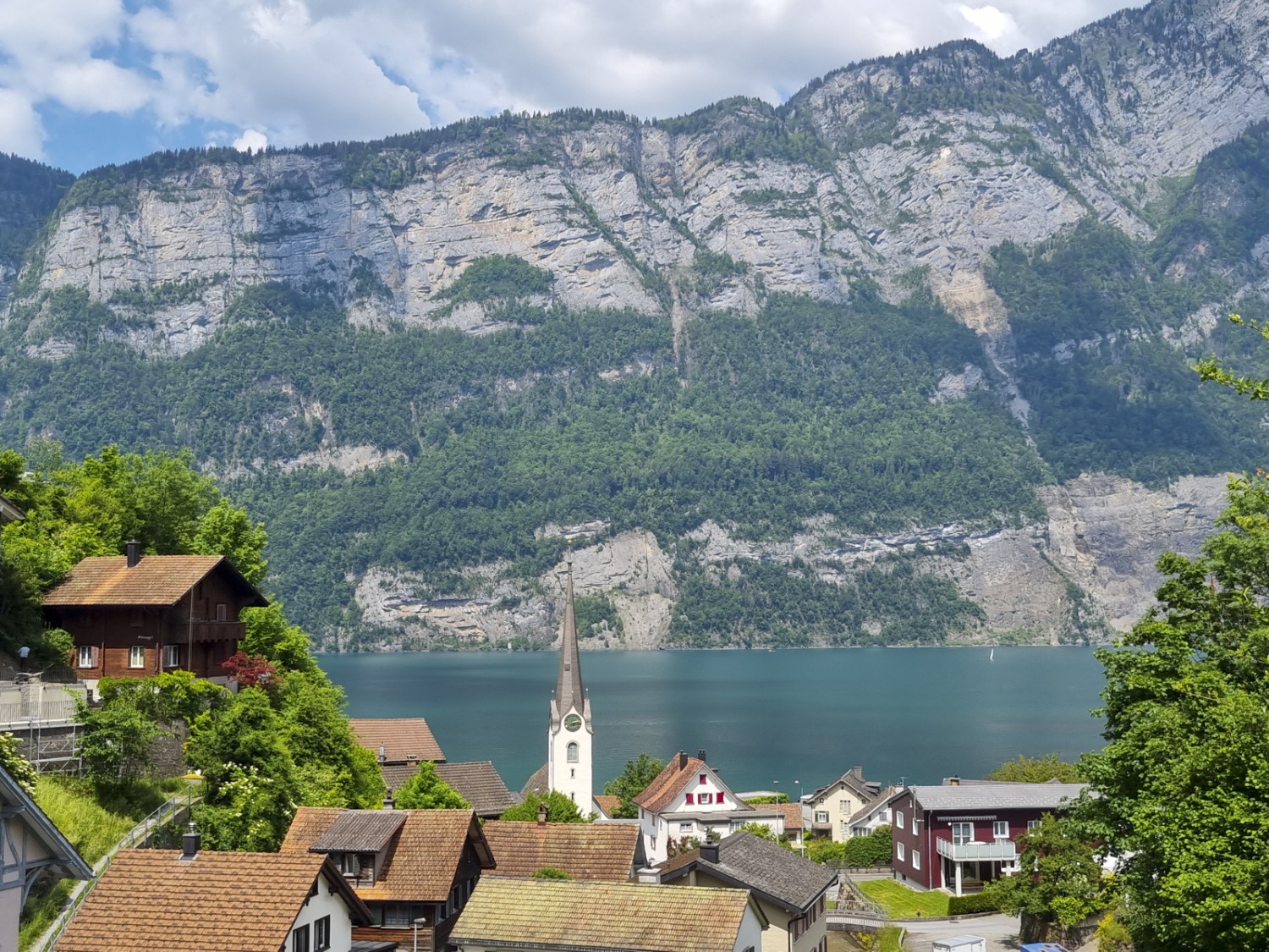 Mit dem Erreichen des Walenseeufers endet die Wanderung im beschaulichen Dorf Mühlehorn. Bild: Simon Liechti