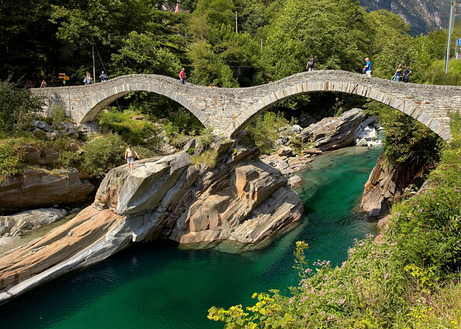 Le pont médiéval permet aux randonneurs de franchir la Verzasca.   Photo: swiss-image.ch