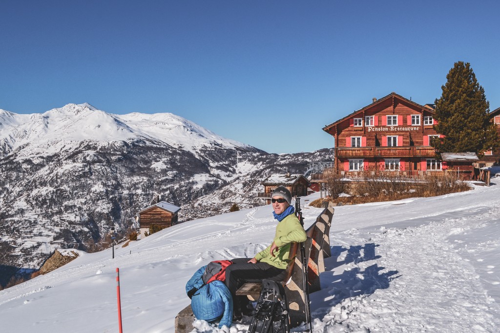 Un banc au soleil bien agréable sur la piste de Gspon. Photo: Sabine Joss