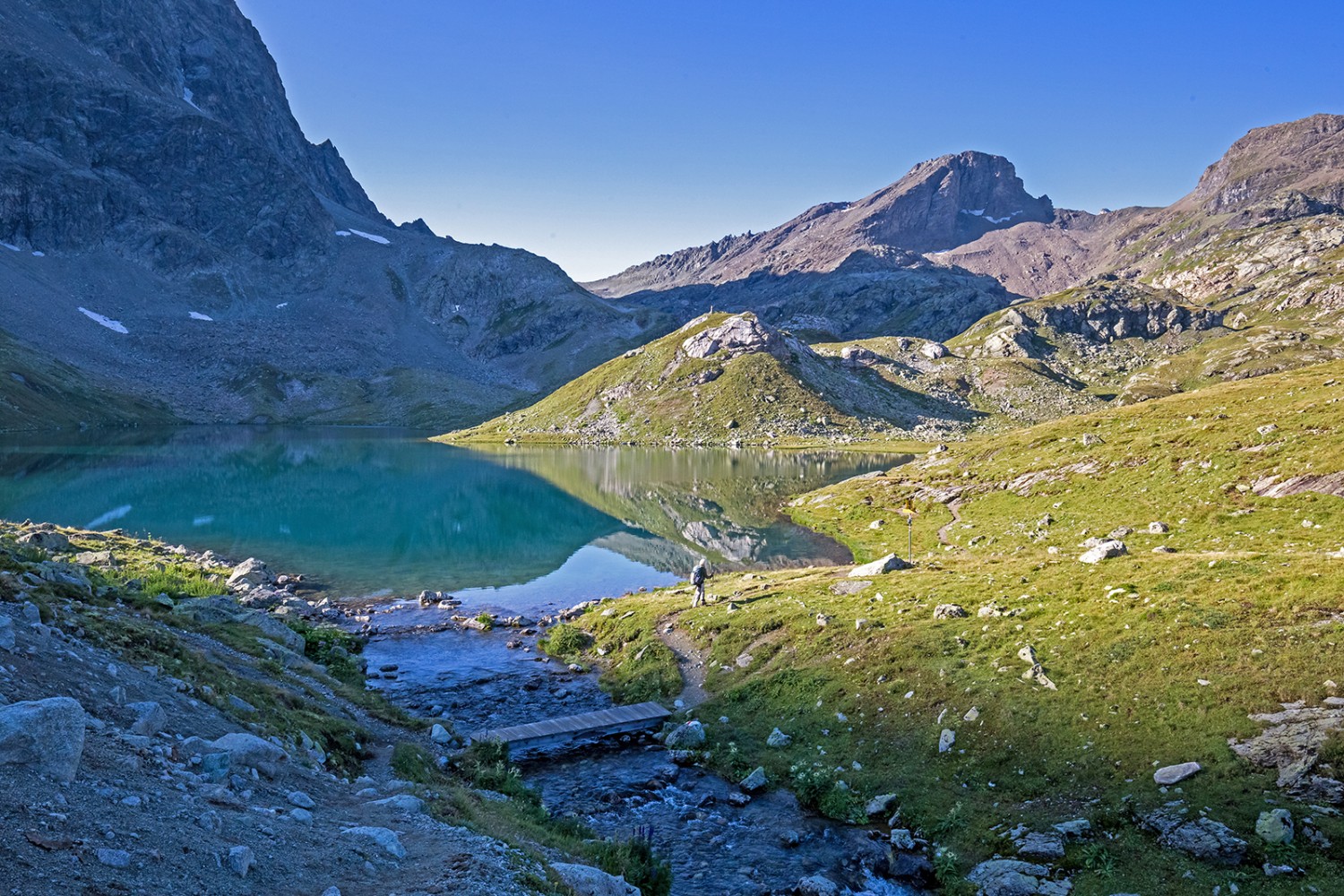 Le lac Grevasalvas au petit matin, en montant vers Fuorcla Grevasalvas. Photos: Daniel Fleuti