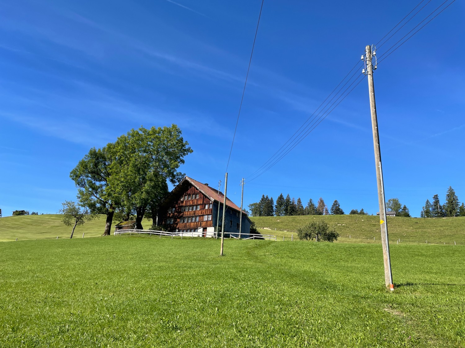 Der Weg führt vorbei an vielen schönen Appenzeller Bauernhäuser. Bild: Claudia Peter