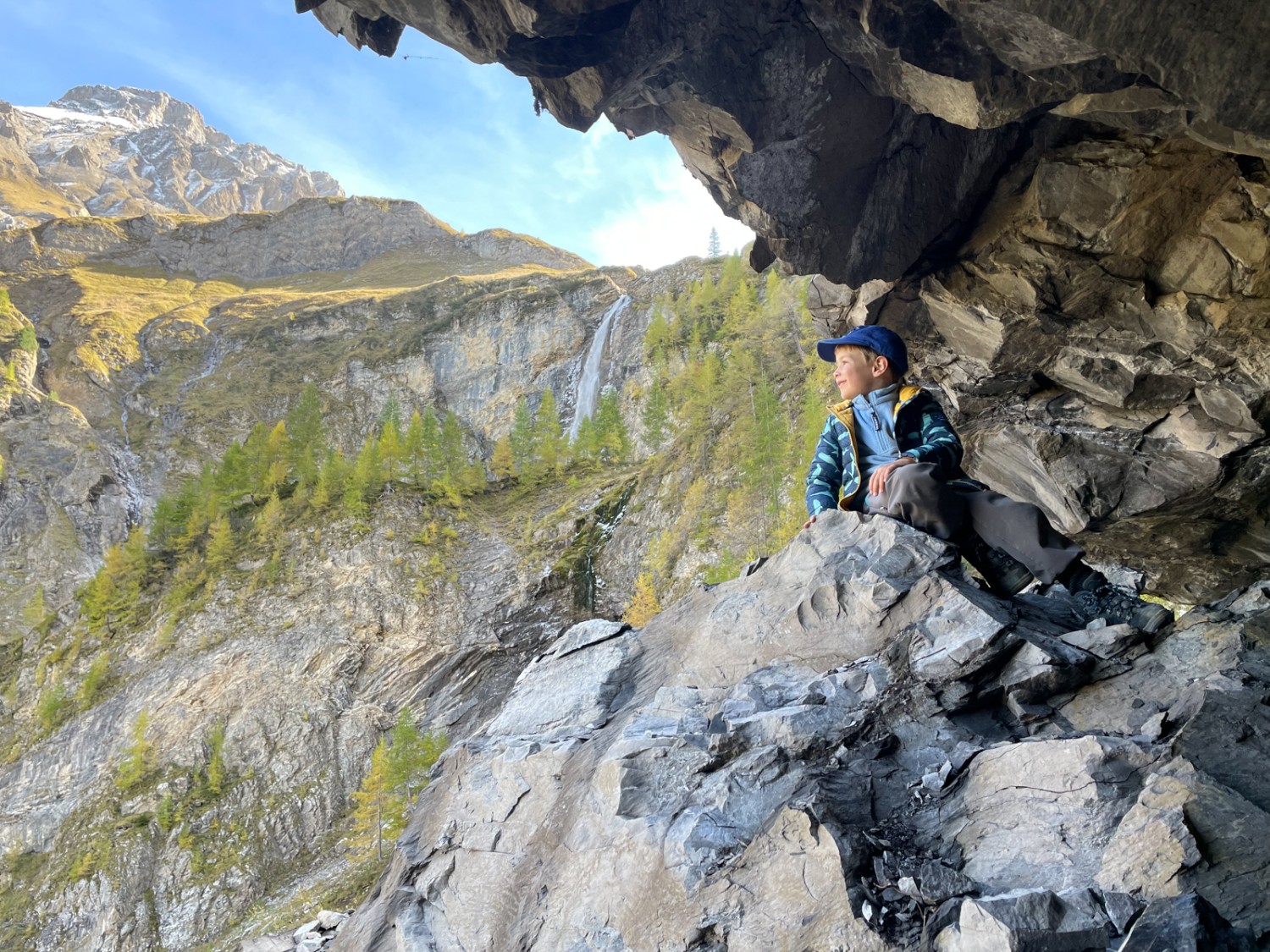 Pause dans une grotte avec vue sur le Geltenschuss. Photo: Rémy Kappeler