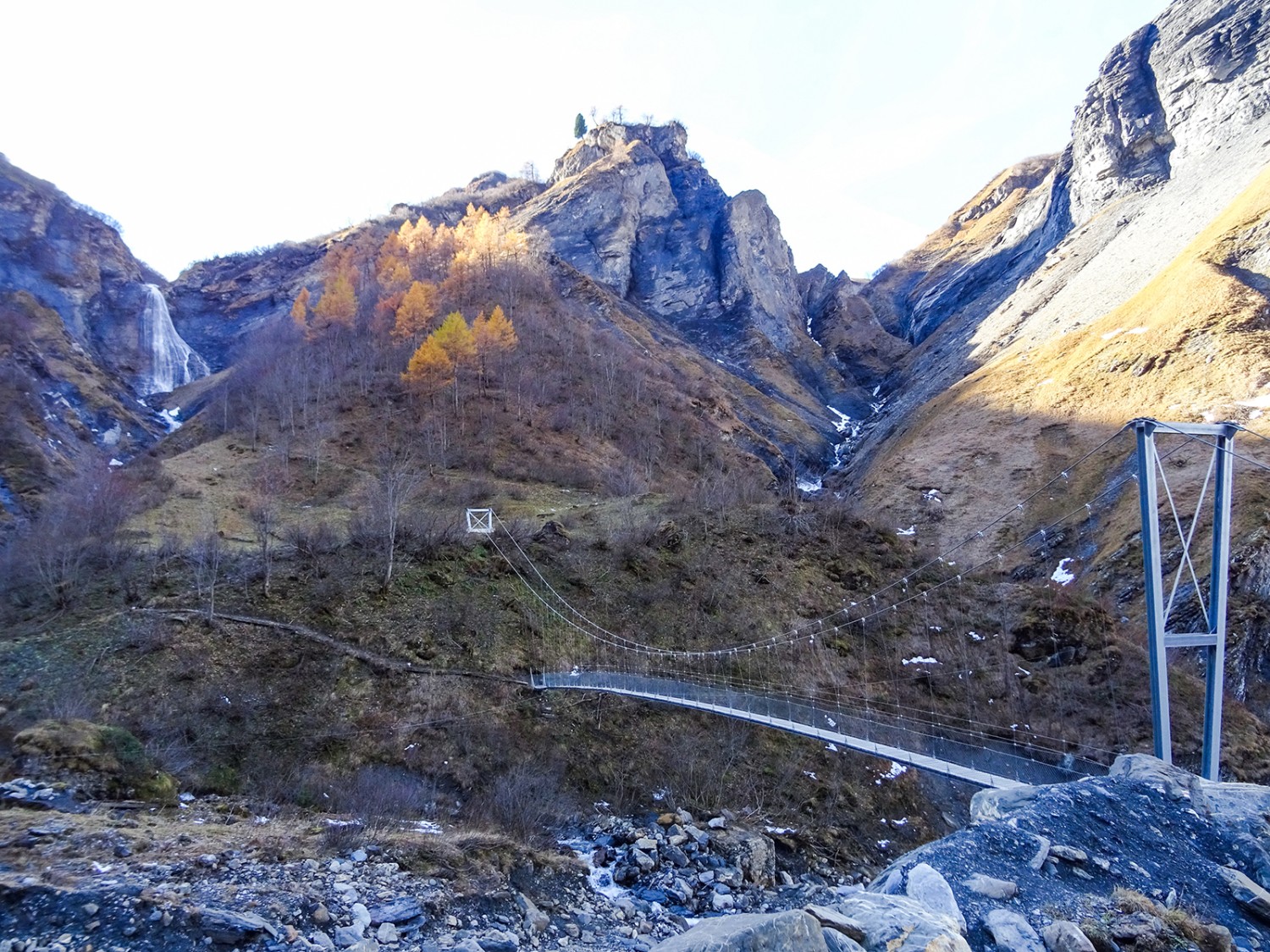 Le nouveau pont suspendu, de style tibétain. Photos: Sabine Joss