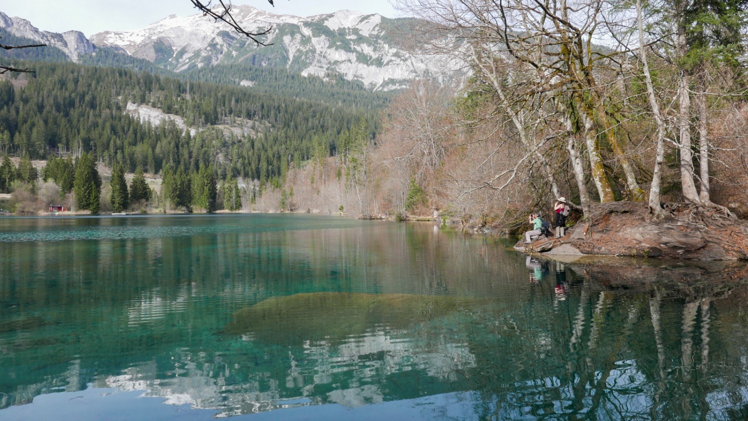 Le lac de Cresta, aux eaux cristallines: un fond visible et un étonnant jeu d’ombres.