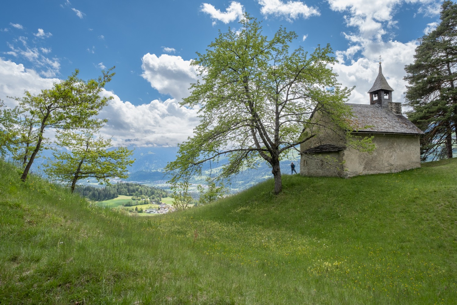 Vue sur toute la région du Domleschg depuis la chapelle St. Maria Magdalena. Photo: Markus Ruff