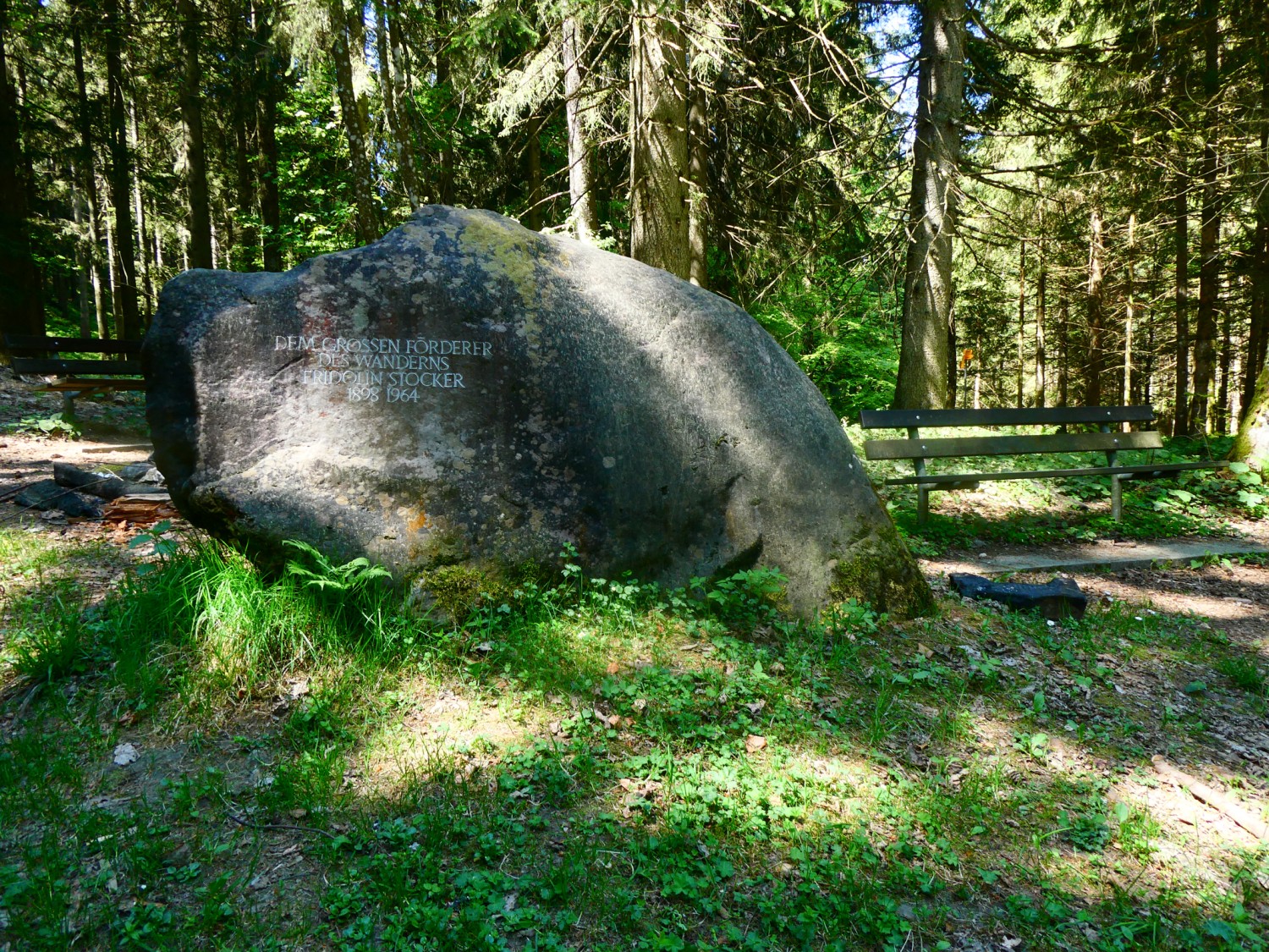 La pierre commémorative du père de la randonnée, Fridolin Stocker. Photo: Rémy Kappeler