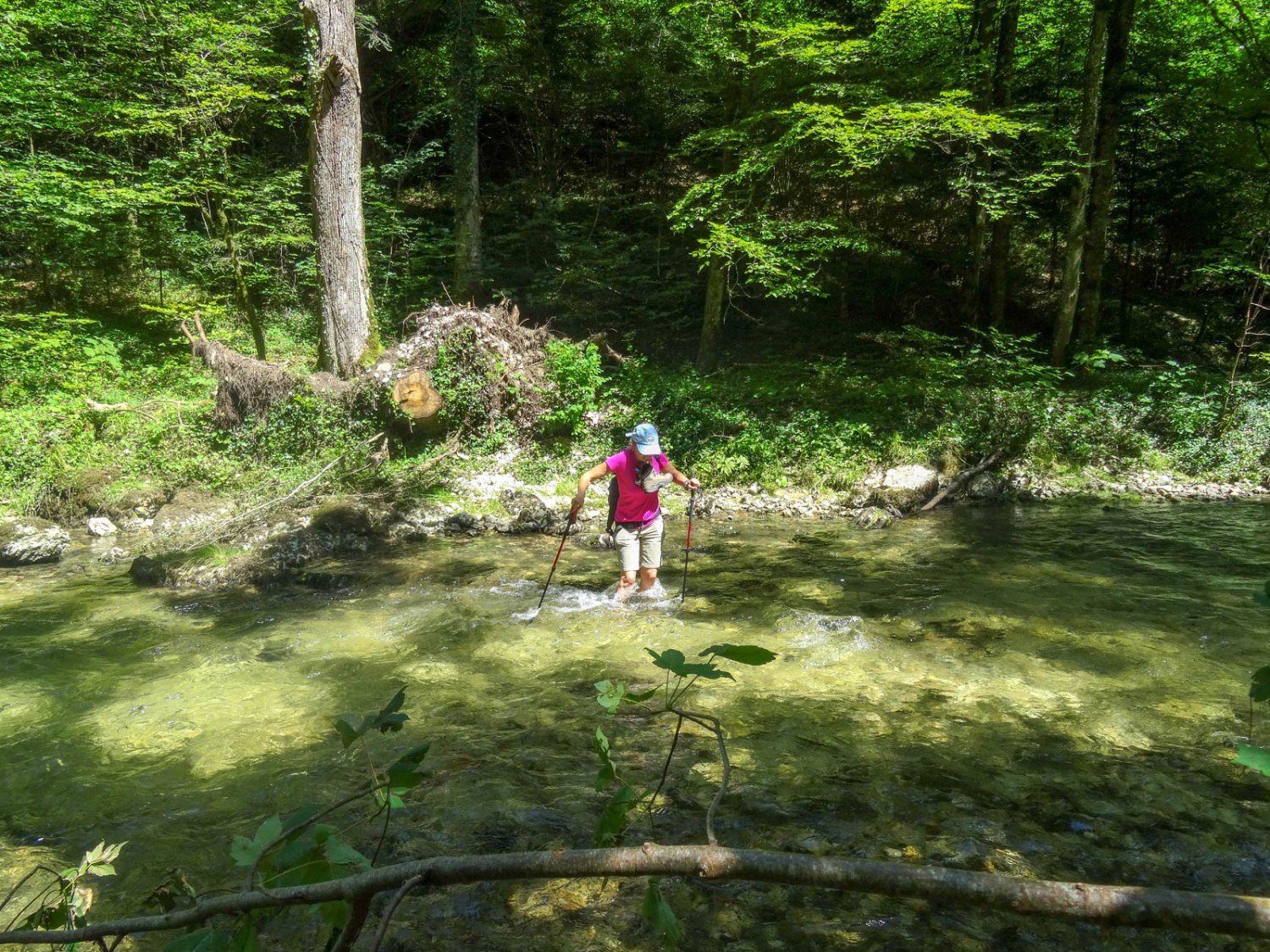 Traversée de la rivière pour arriver à la grotte de Sainte-Colombe. Photo: Vera In-Albon