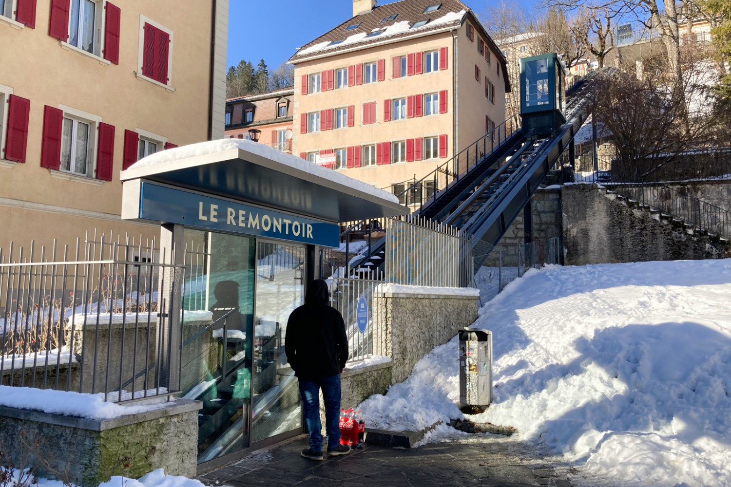 Le Remontoir, un ascenseur incliné, permet aux randonneurs fatigués de monter du centre-ville à la gare du Locle. Photo: Markus Ruff