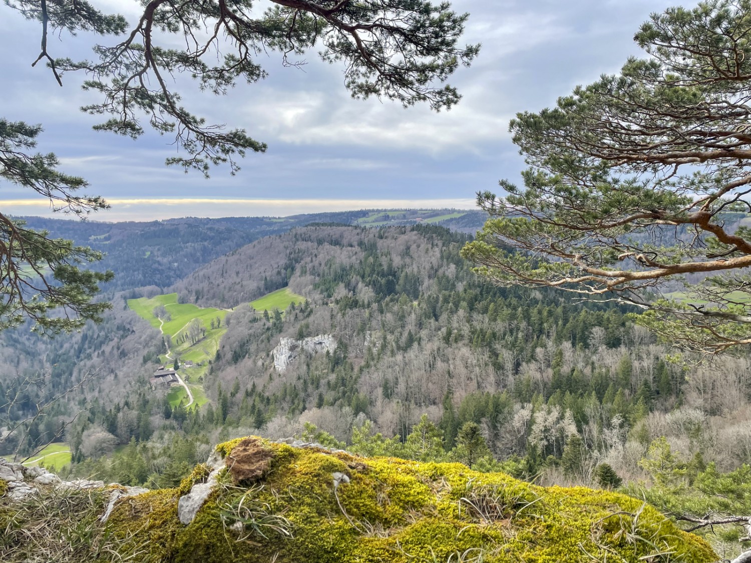 Wer eine längere Zusatzschleife nicht scheut, kann vom Wasserfall hinauf über Les Roies und zum Château Cugny wandern. Bild: Rémy Kappeler