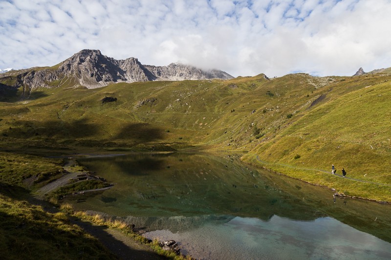 Une partie du Tschirpen se reflète dans le Schwellisee. Il y a très longtemps, ce lac était entouré d’une forêt d’aroles. Photo: Markus Ruff