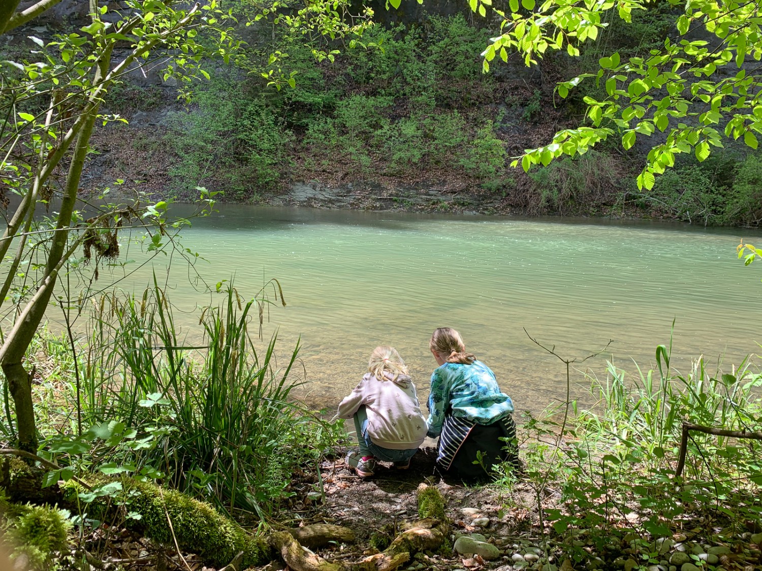 I numerosi banchi ghiaiosi lungo le rive della Sarina sono spazi di gioco ideali per i bambini. Foto: Monika Leuenberger