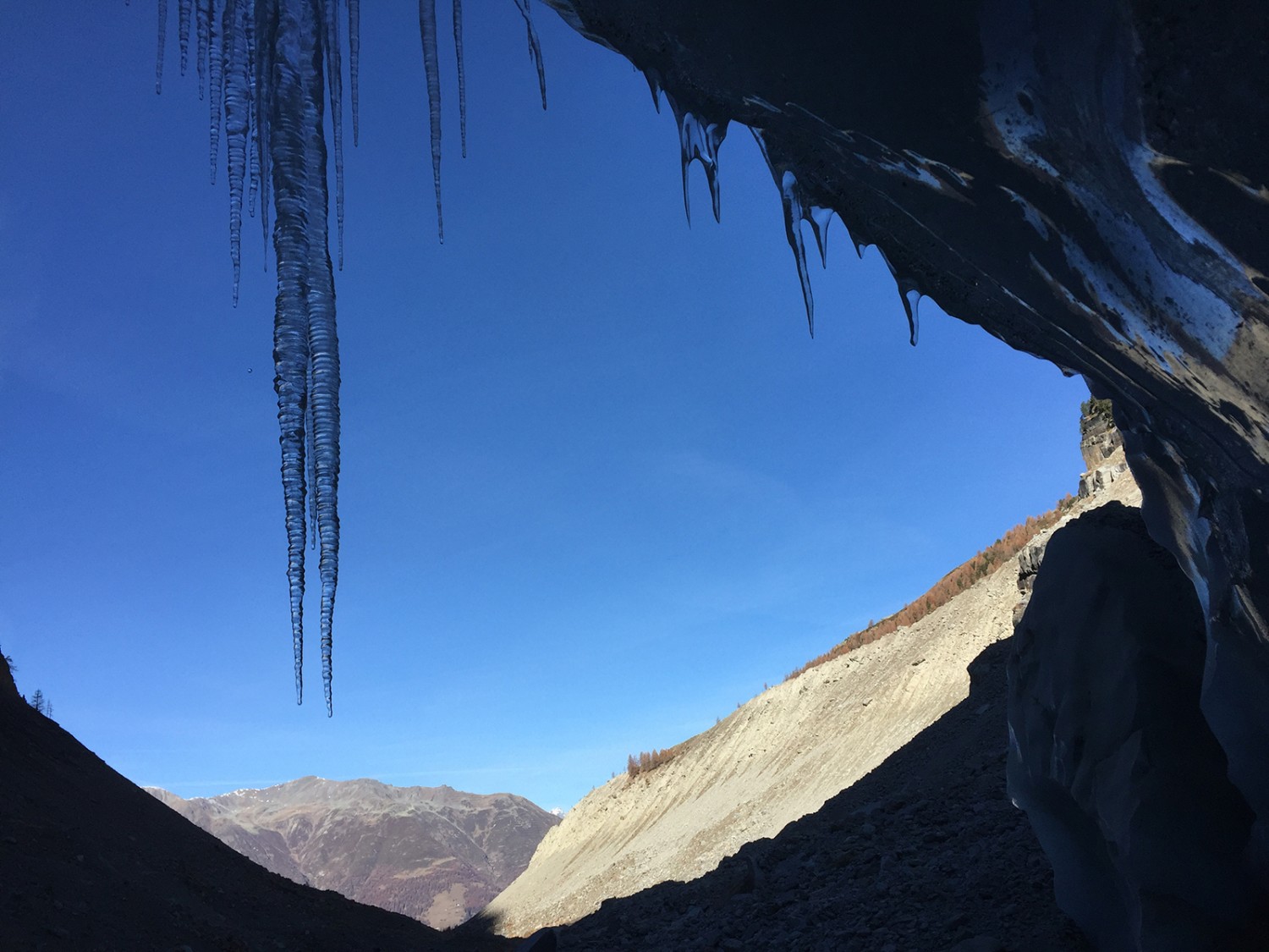 Belles stalactites de glace à la porte du glacier.