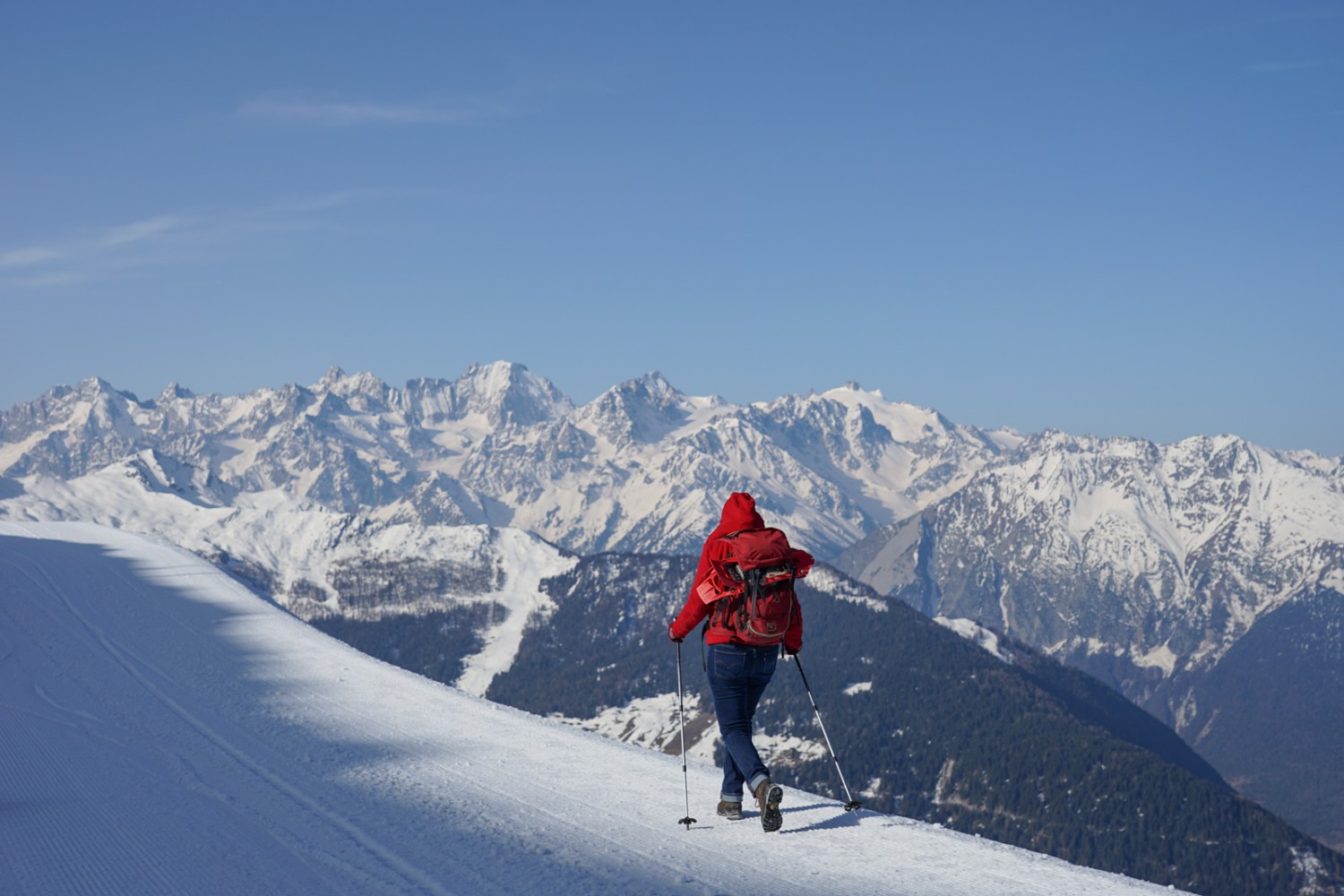 Randonnée hivernale au-dessus de Verbier, avec vue sur le massif du Mont-Blanc. Photo: Reto Wissmann 