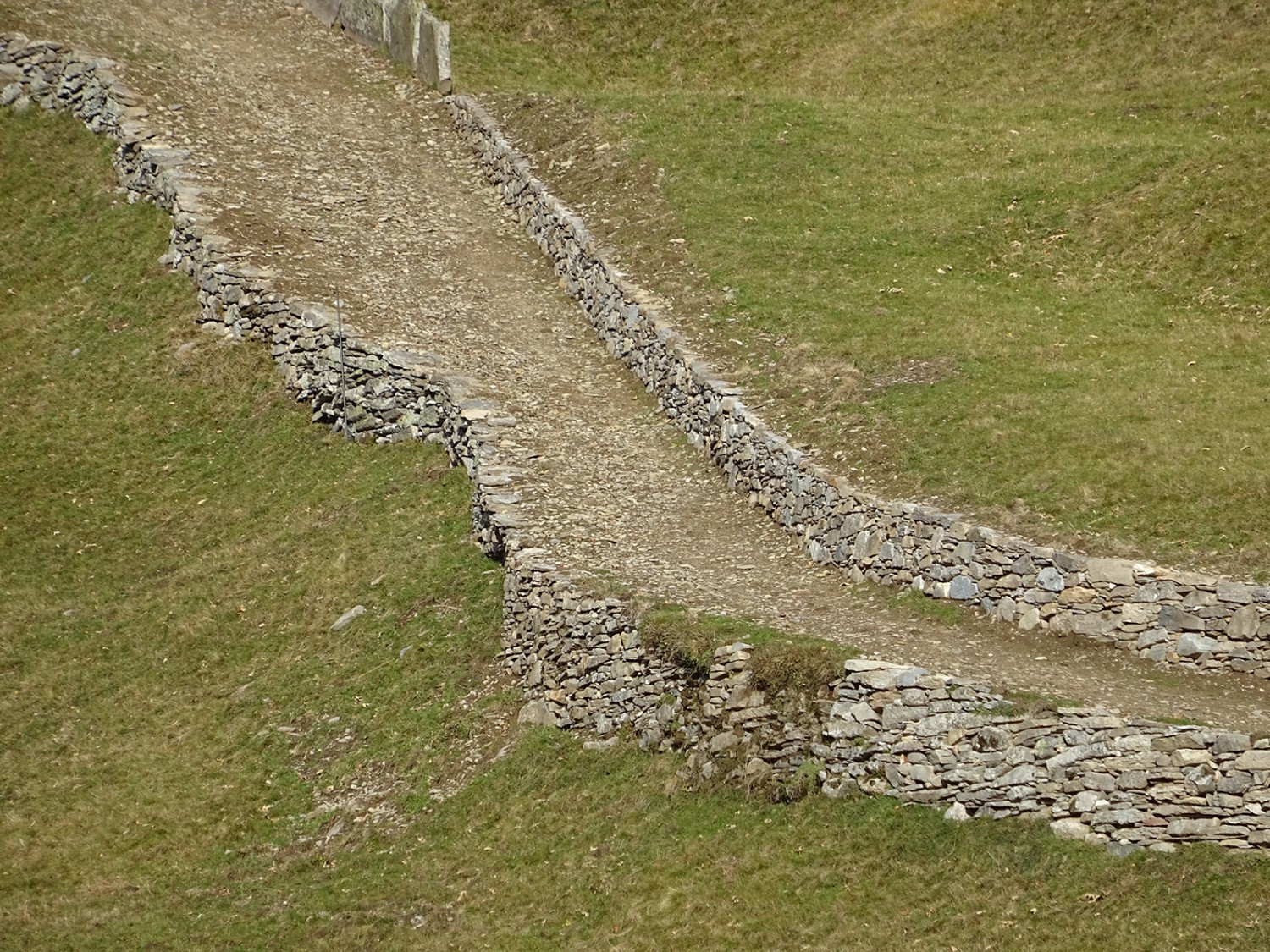 Des beaux murs de pierres sèches artisanaux sur le chemin vers Dagro.