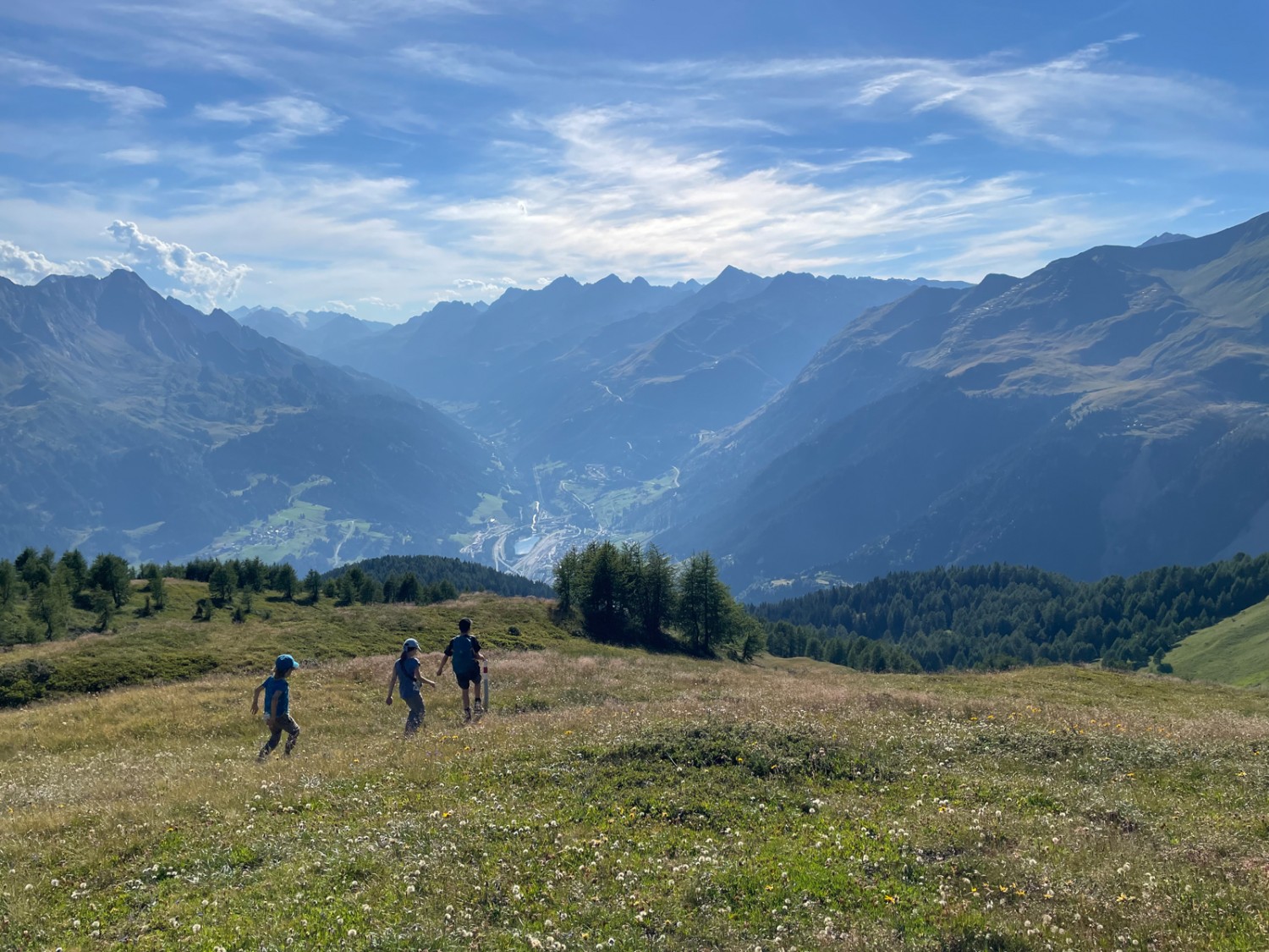 Descente avec vue en direction du Gotthard. Photo: Rémy Kappeler